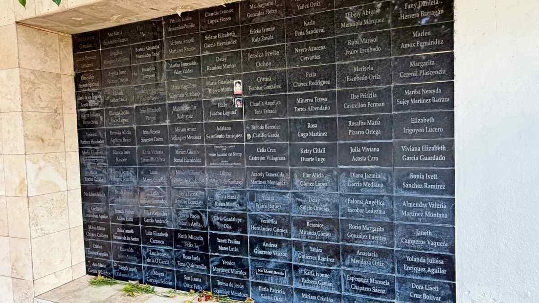 Además de los nombres de las mujeres localizadas en el campo, se han escrito los nombres de decenas de víctimas de feminicidio en Ciudad Juárez. Foto: Paola Gamboa / EL UNIVERSAL