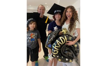 Con galletas, Thalía festeja a sus hijos por terminar ciclo escolar