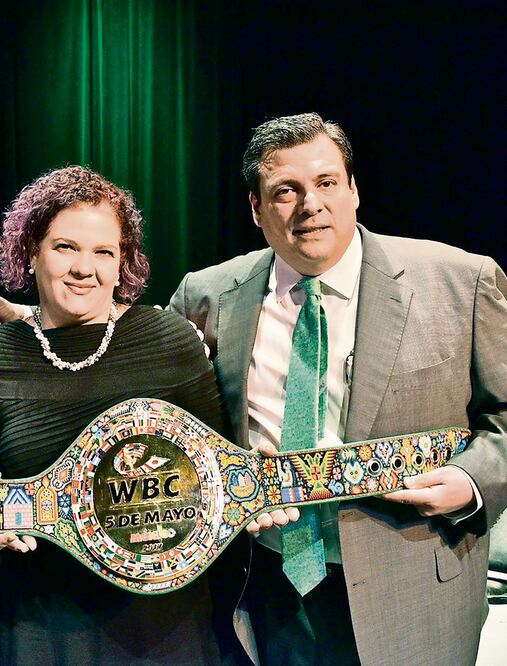 Mauricio Sulaimán entregó el cinturón a Giuliana Zolla (NOTIMEX)