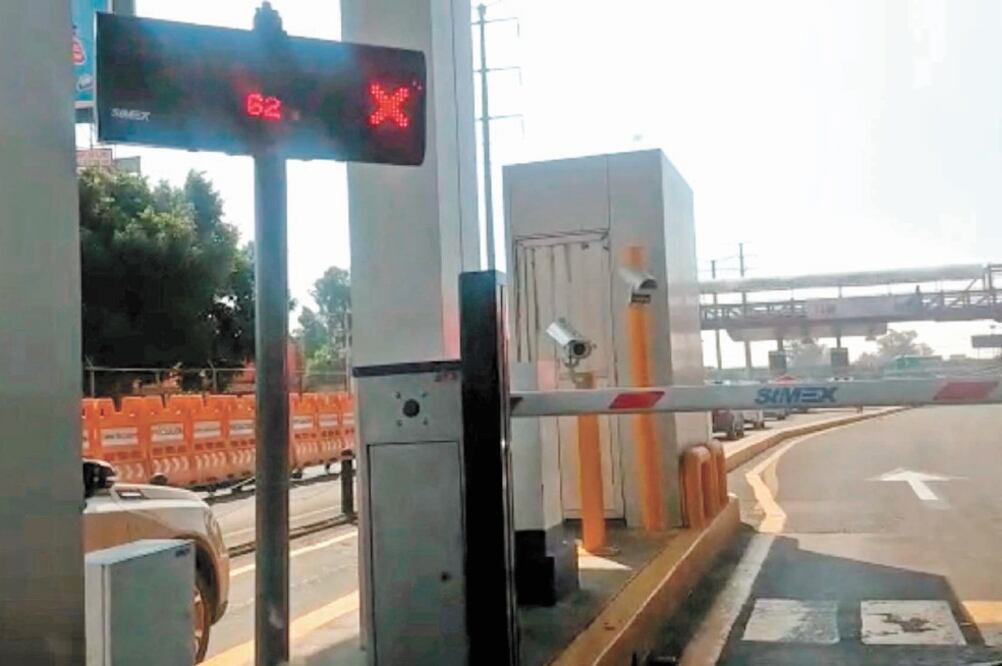 Molestia. Usuarios acusan que los 12 kilómetros que mide la pista se recorren en siete minutos, pero en la caseta de San Juan Ixhuatepec pierden hasta 40 minutos. Foto/REBECA JIMÉNEZ. EL UNIVERSAL 