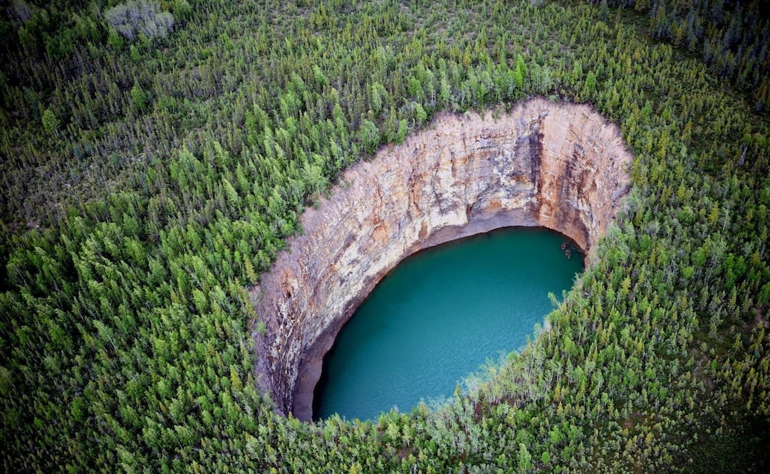 Así luce desde las alturas Bear Rock Sinkhole, un impresionante abismo perdido en Canadá. Foto: Northwest Territories Tourism