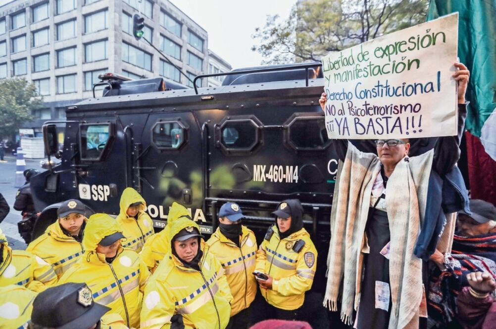 La Secretaría de Seguridad de la Ciudad de México implementó un operativo ante la convocatoria a “encadenar ” el edificio de la SCJN (GERMÁN ESPINOSA. EL UNIVERSAL)