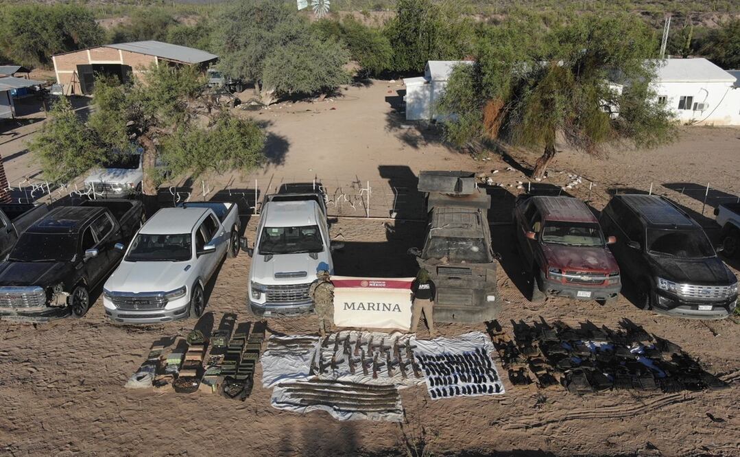 Fueron asegurados un vehículo tipo "monstruo", 13 vehículos de distintas marcas y modelos, 20 armas de fuego largas y un arma de fuego corta, municiones, chalecos antibalas, cargadores, y equipo táctico diverso. Foto: Mesa de Seguridad Sonora y Especial