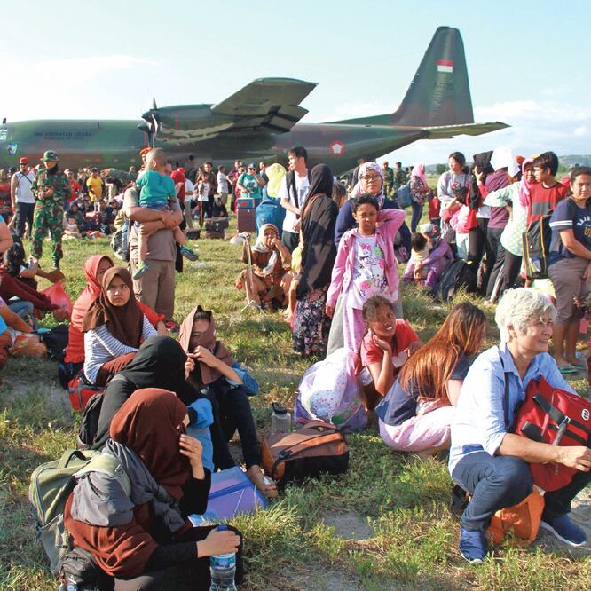 El aeropuerto de Palu fue reabierto ayer. Decenas de personas esperan poder salir de la isla, afectada por el terremoto y tsunami del viernes pasado. (REUTERS)