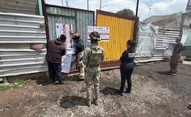 Clausuran fábrica clandestina de cloro en Ecatepec; hallan 30 contenedores de químicos en predio irregular