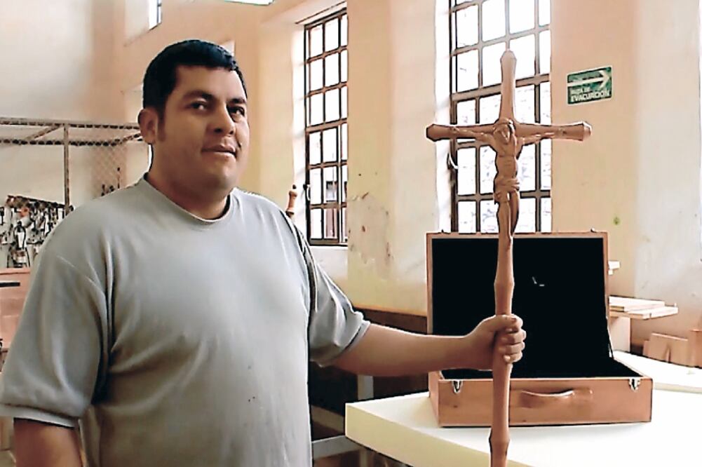 Francisco Alvarado y el equipo que lo ayudó serán trasladados a Ciudad Juárez para el encuentro en el que se entregará el báculo al Papa (LUIS FIERRO. EL UNIVERSAL)