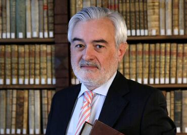 Director RAE pide "se diferencie bien" el machismo y la gramática