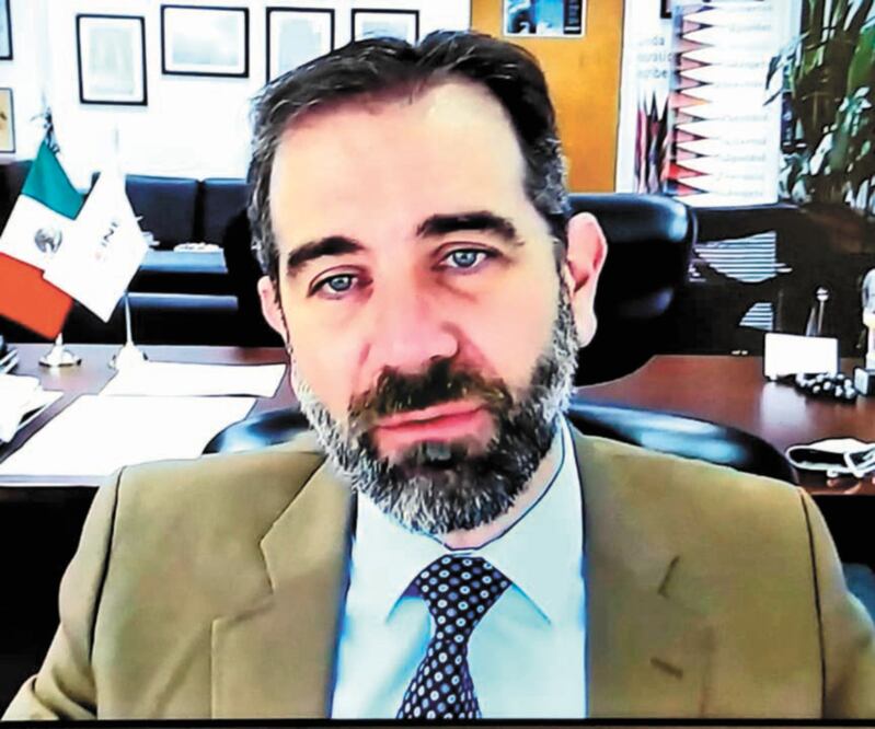 Lorenzo Córdova subrayó que a la autoridad electoral le toca verificar el cumplimiento de requisitos de los abanderados. Foto: TOMADA DE TWITTER