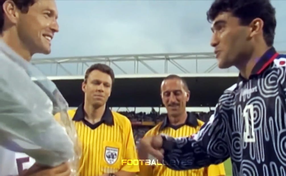 Encuentro entre el capitán estadounidense, Thomas Dooley y el iraní, Ahmad Abedzadeh. El entonces entrenador de EU, Steve Sampson, comentó “reconozco que el partido va más allá del balón; así lo ven los gobernantes, para nosotros es un partido, no somos miembros de ningún organismo político. Eso sí, deseo que se logre un acercamiento entre culturas”. Foto: Captura de Pantalla.