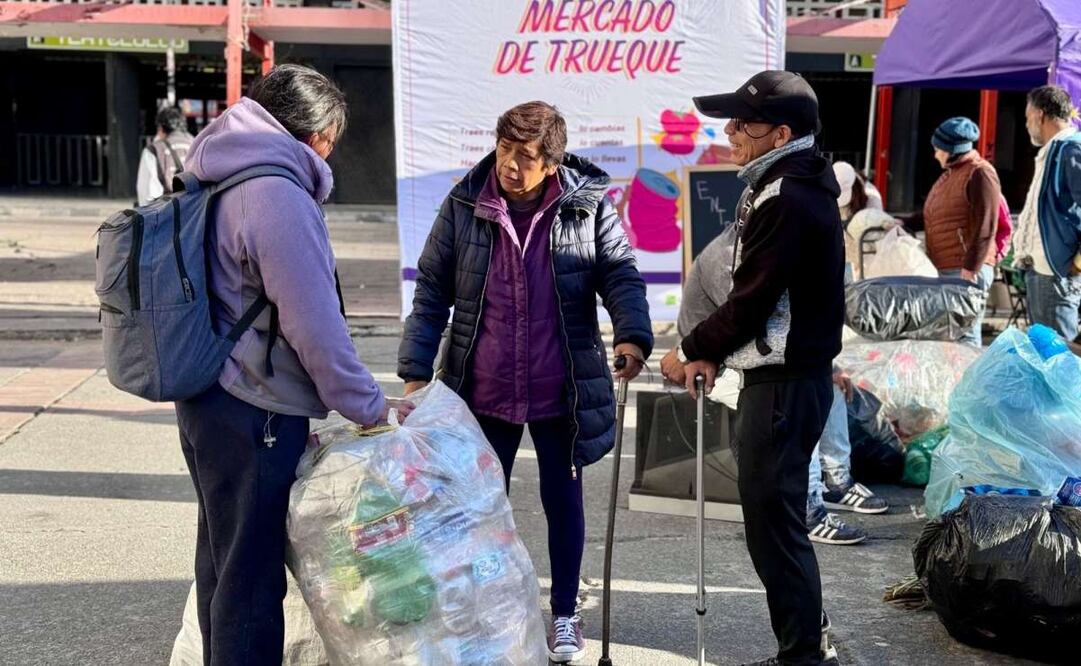 Realizan edición especial del mercado del Trueque en Tlatelolco (16/11/2025). Foto: Especial