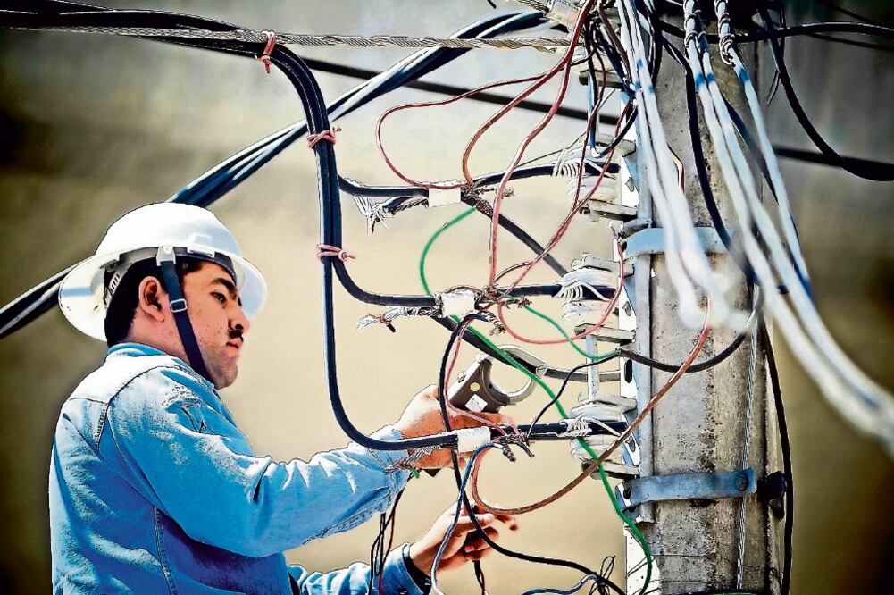 El plan que trabajan la Secretaría de Comunicaciones y Transportes, y el Instituto de Administración y Avalúos de Bienes Nacionales incluye el acceso a 11 millones de postes de luz en todo el país (ARCHIVO EL UNIVERSAL)