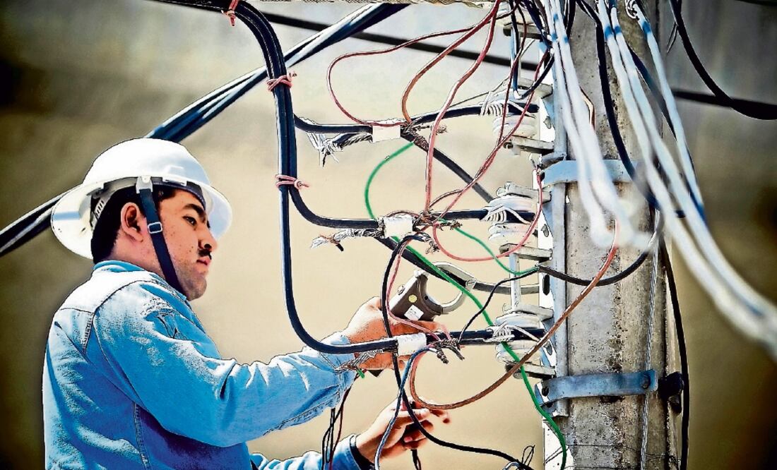 El plan que trabajan la Secretaría de Comunicaciones y Transportes, y el Instituto de Administración y Avalúos de Bienes Nacionales incluye el acceso a 11 millones de postes de luz en todo el país (ARCHIVO EL UNIVERSAL)