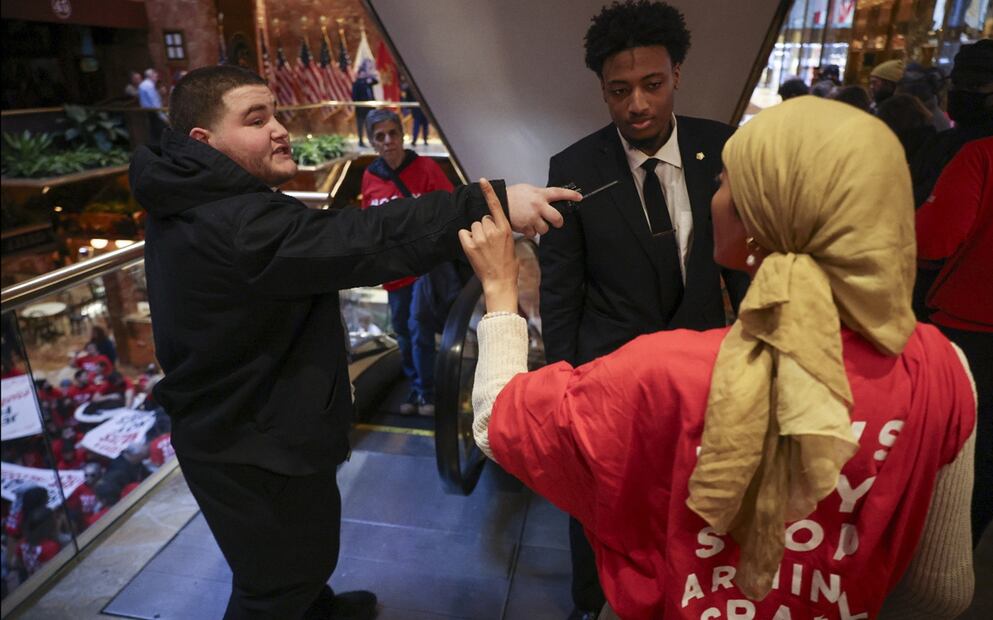 Manifestantes protestan dentro de la Torre Trump en Nueva York, en apoyo al estudiante de posgrado de Columbia Mahmoud Khalil, el jueves 13 de marzo de 2025. Foto: AP