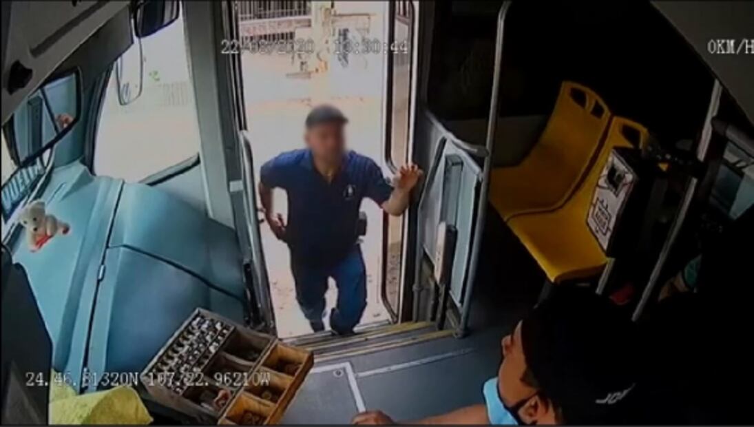 Graban agresión de agente de la Fiscalía de Sinaloa a chofer de transporte público