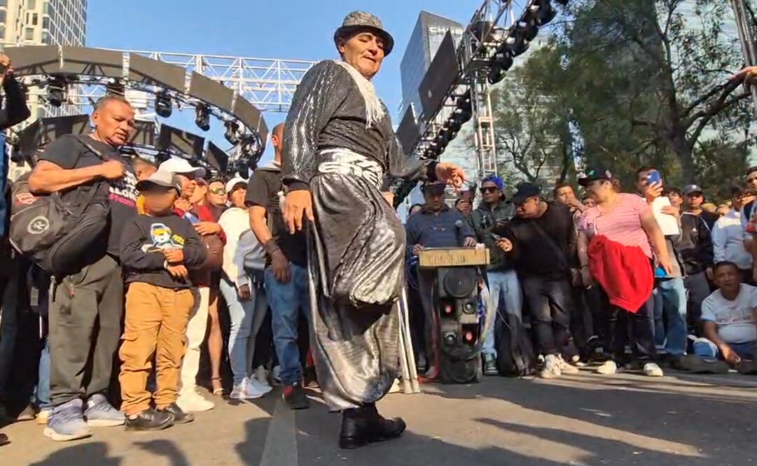 Asistente al concierto de Polymarchs saca sus mejores pasos previo al show de este fin de año en Paseo de la Reforma (31/12/2024). Foto: Jorge Alejandro MedellíN / EL UNIVERSAL