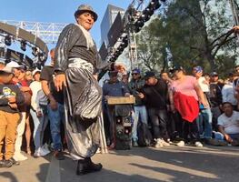 “A mí no me importa estar como estoy”; con una pierna, Valentín saca sus mejores pasos previo al show de Polymarchs en Paseo de la Reforma