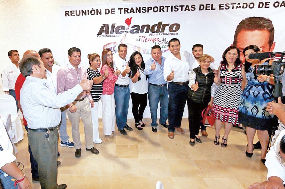 Alejandro Murat Hinojosa, aspirante tricolor a la gubernatura de Oaxaca, y empresarios del transporte acordaron trabajar conjuntamente a fin de generar las condiciones idóneas para que la población cuente con un mejor servicio (ESPECIAL)