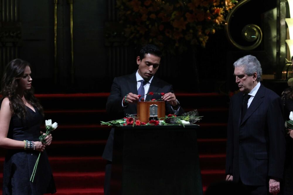 Luego de casi 30 horas de haber llegado al Palacio de Bellas Artes, las cenizas de Juan Gabriel abandonaron el lugar para ser trasladadas a Ciudad Juárez, en donde permanecerán definitivamente. Foto: Fernando Ramírez/EL UNIVERSAL