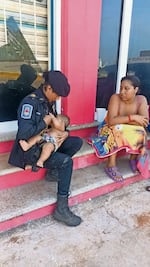 Arizbeth, la mujer policía que amamantó a un bebé en Acapulco