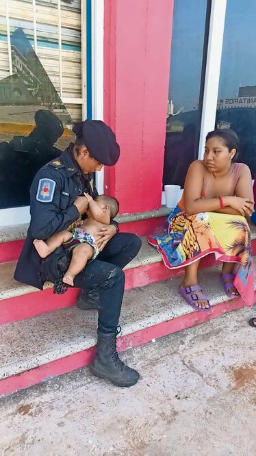 Arizbeth, mujer policía que acudió a Acapulco para ayudar en labores de rescate, apoyó a una madre desesperada, pues su bebé tenía dos días sin comer. Foto: Especial