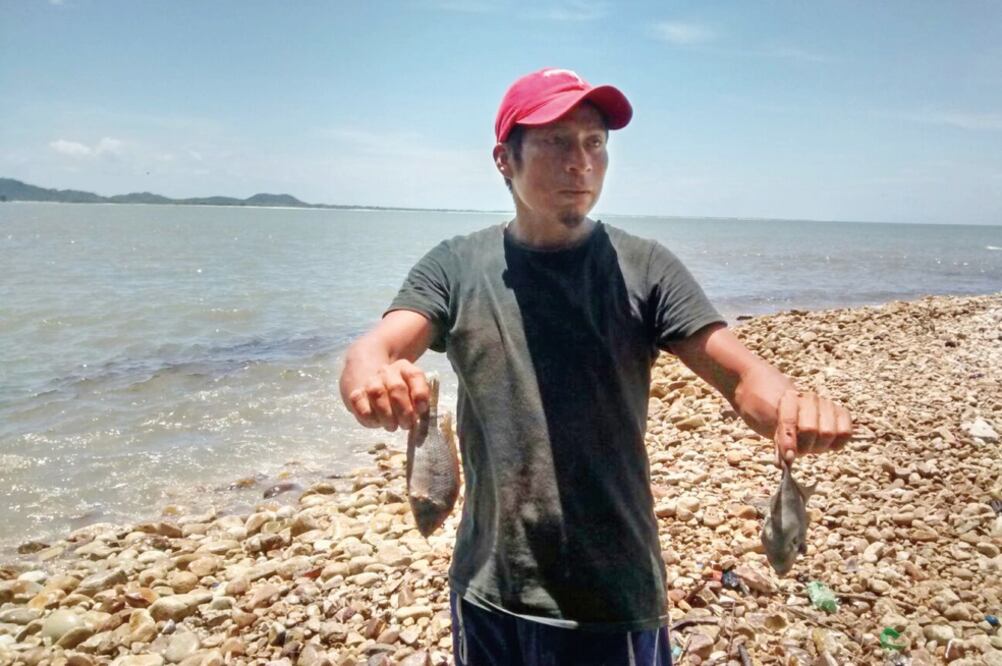 Acción constante. Pobladores, pescadores y lancheros acusan que no es la primera vez que Pemex los contamina (AGUSTÍN SALGADO. EL UNIVERSAL)