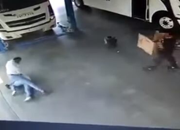 Difunden video en el que "patrón" golpea a chófer en Guanajuato por "robarle"