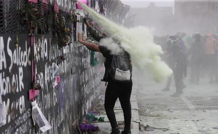 Un humo verde que deja ardor y asfixia; así era el gas que llenó el zócalo en la marcha del 8M