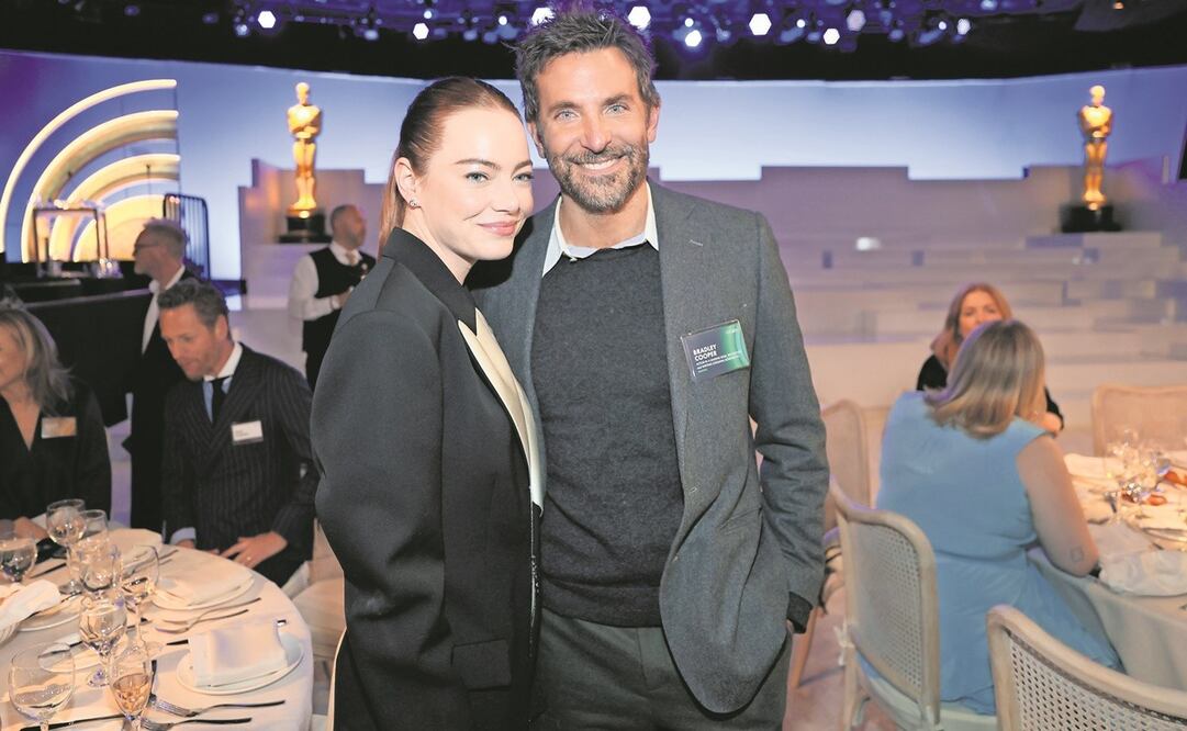 Stone y Cooper compartiendo en el almuerzo de los Oscar. Foto: AP