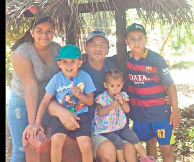 Jeudy Segura Calderón (al centro) con sus hijos, de izquierda a derecha, Jéssica, de 14, Nicolás, de 6 y autista, Dana, de 3, y Santiago, de 10. Foto: Cortesía