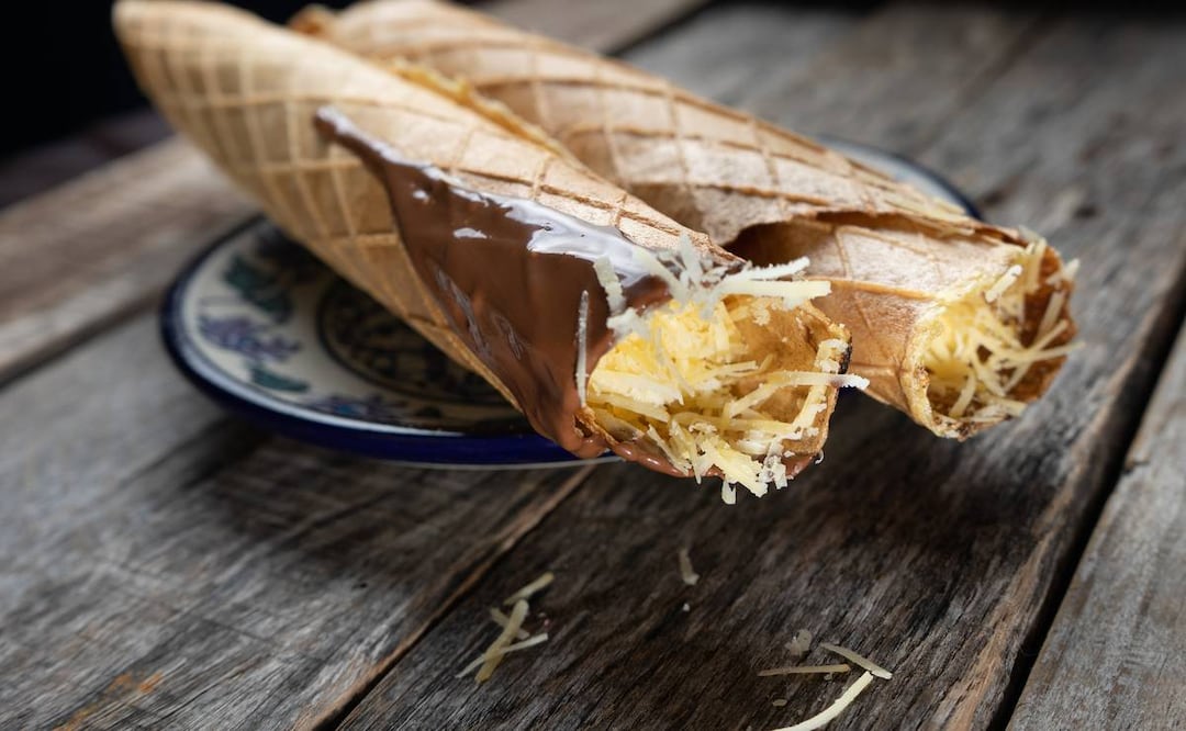 La marquesita es un postre tradicional de Yucatán, preparado con queso bola envuelto en una crepa crujiente. Foto: iStock