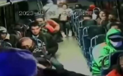 VIDEO. “El que me esconda le voy a volar su pin... ma...”, asaltan a pasajeros de microbús en Naucalpan