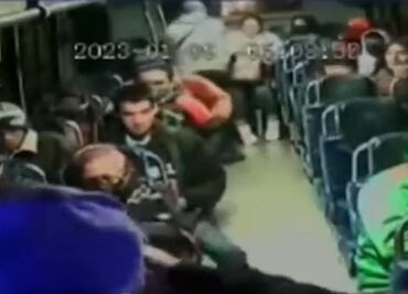 VIDEO. “El que me esconda le voy a volar su pin... ma...”, asaltan a pasajeros de microbús en Naucalpan