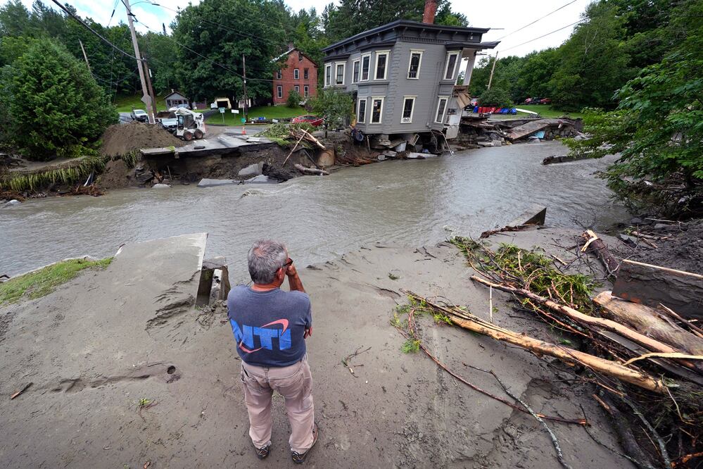 Rick Gordon, de Plainfield, Vermont, observa lo que queda de Mill Street y un edificio de apartamentos después de que los restos del huracán Beryl causaran inundaciones y destrucción. Foto: AP