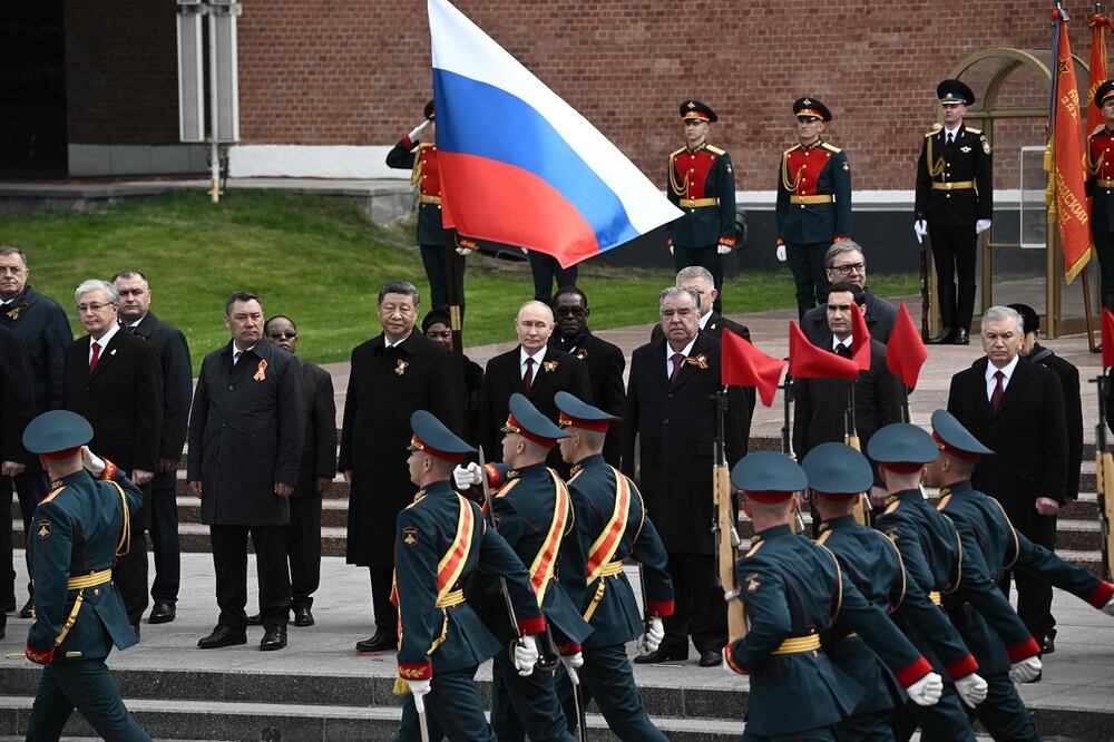 El presidente ruso, Vladomir Putin, y líderes extranjeros, incluido el líder chino, Xi Jinping, asisten a una ceremonia para depositar flores en la Tumba del Soldado Desconocido, junto al muro del Kremlin en el centro de Moscú, el 9 de mayo de 2025. Rusia celebra el 80.º aniversario de la victoria de la Unión Soviética sobre la Alemania nazi en la Segunda Guerra Mundial. Foto: AFP