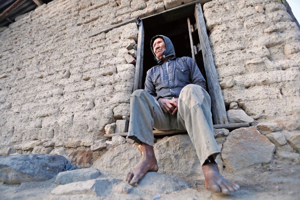 Santiago López, tío de Isidro, en la puerta de su casa en Coloradas de la Virgen. Afuera de esa vivienda le dieron tres balazos a su sobrino, y dentro de ella falleció por esa causa la madrugada del 16 de enero pasado. (LUIS CORTÉS)