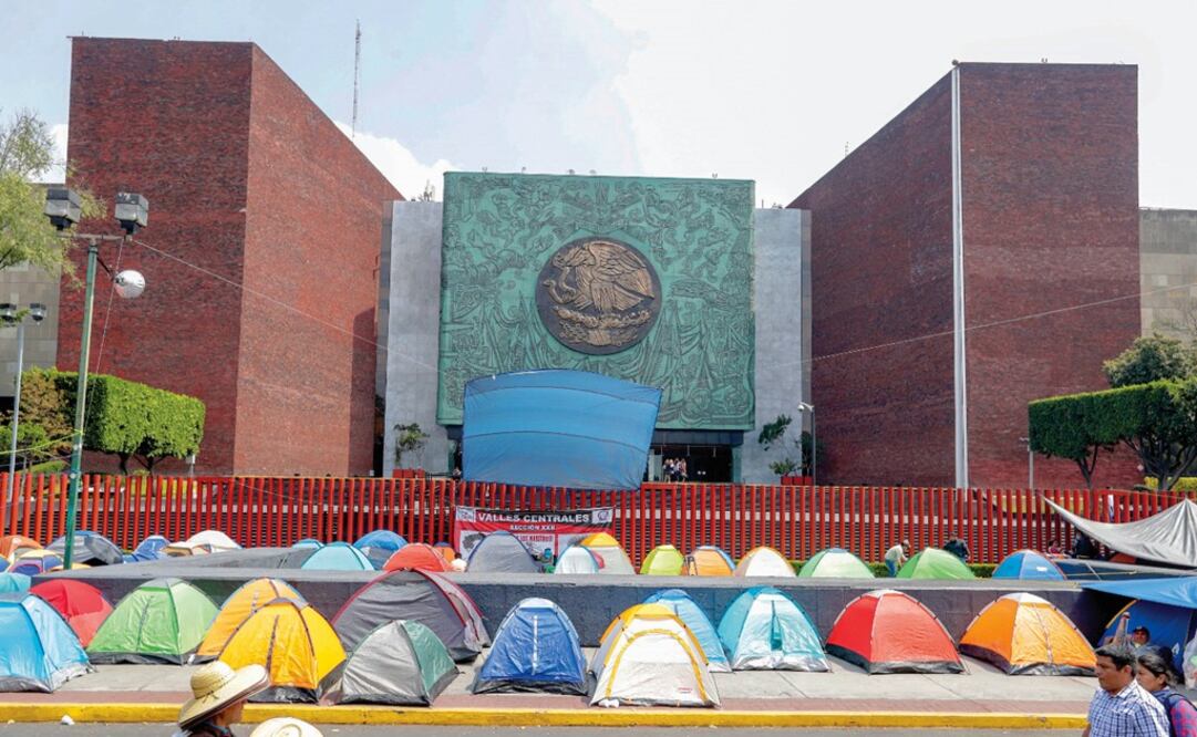 CNTE teachers are blocking the lower chamber - Photo: File Photo/EL UNIVERSAL