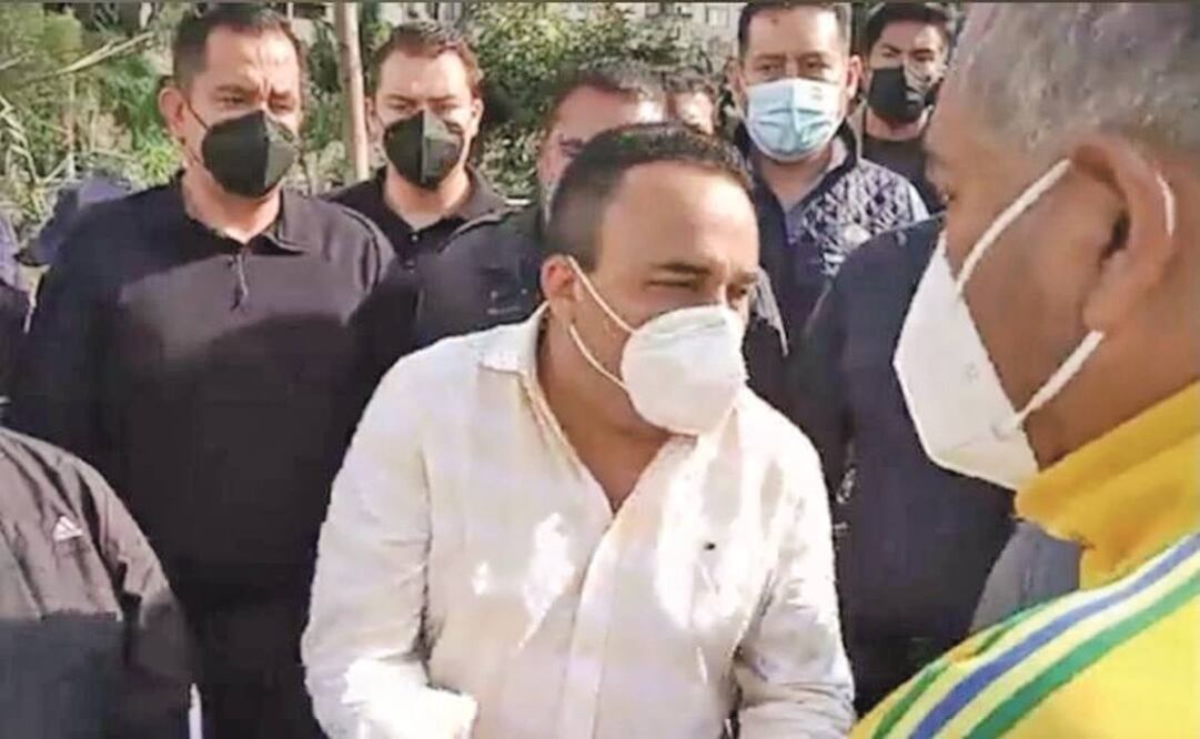 El edil (der.) llegó a la zona afectada en Tula, pero los pobladores se molestaron y la visita culminó en un conato de violencia. Foto: Especial.