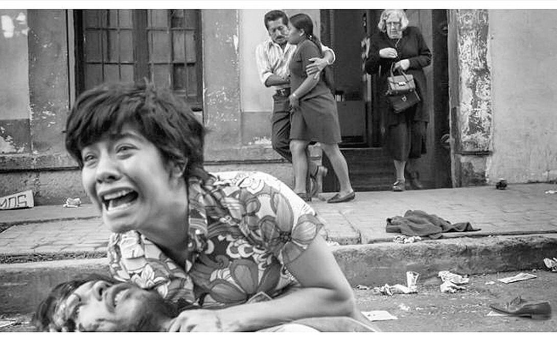 Participó en ROMA , como la chica que grita mientras abraza a un joven tirado en la calle, en 1971. Foto: CORTESÍA