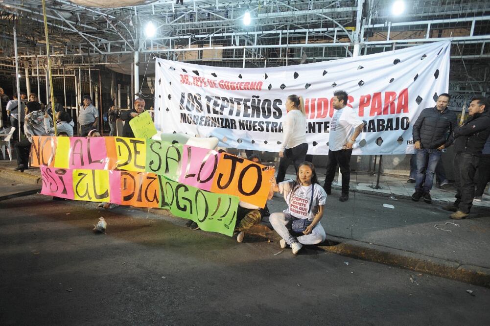 Los vendedores ambulantes colocaron sus puestos frente a las vallas que rodean las entradas a la estación del Metro y dijeron que no se moverán hasta que las autoridades les den una solución (LUIS CARBAYO. CUARTOSCURO)