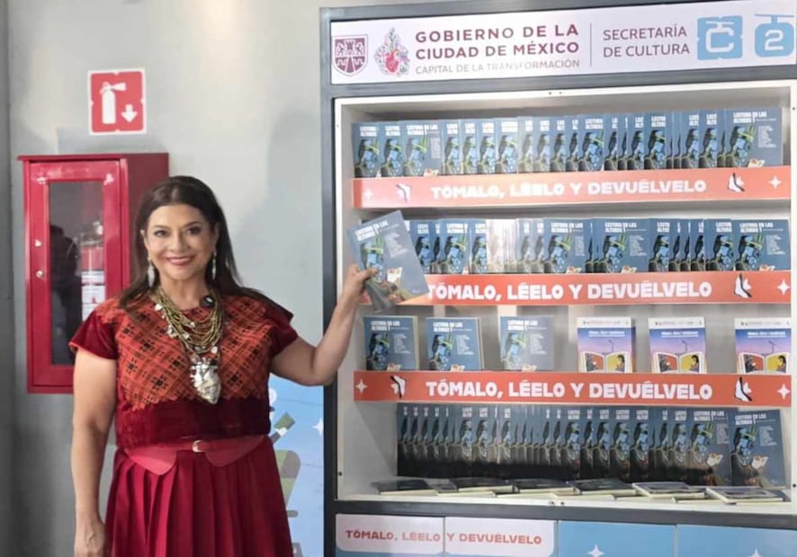 El programa consiste en la instalación de libreros ubicados en todas las estaciones de este medio de transporte, para que los usuarios puedan tomar un ejemplar. Foto: Frida Sánchez / EL UNIVERSAL