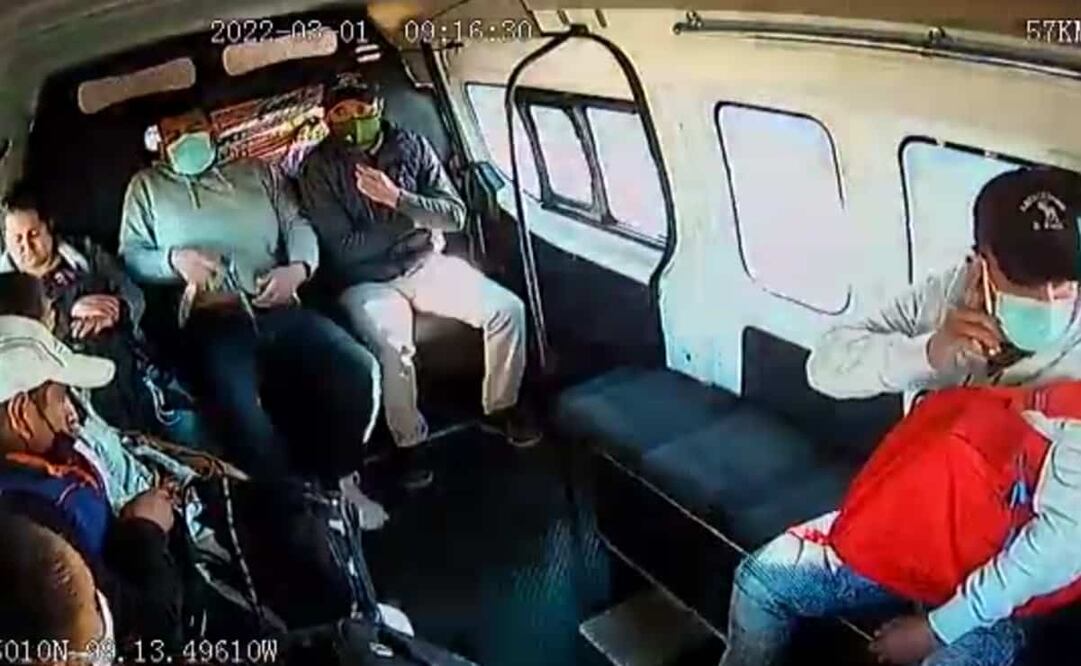 Ladrones disparan en combi para asaltar a pasajeros en Tlalnepantla
