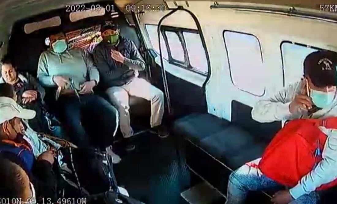 Ladrones disparan en combi para asaltar a pasajeros en Tlalnepantla
