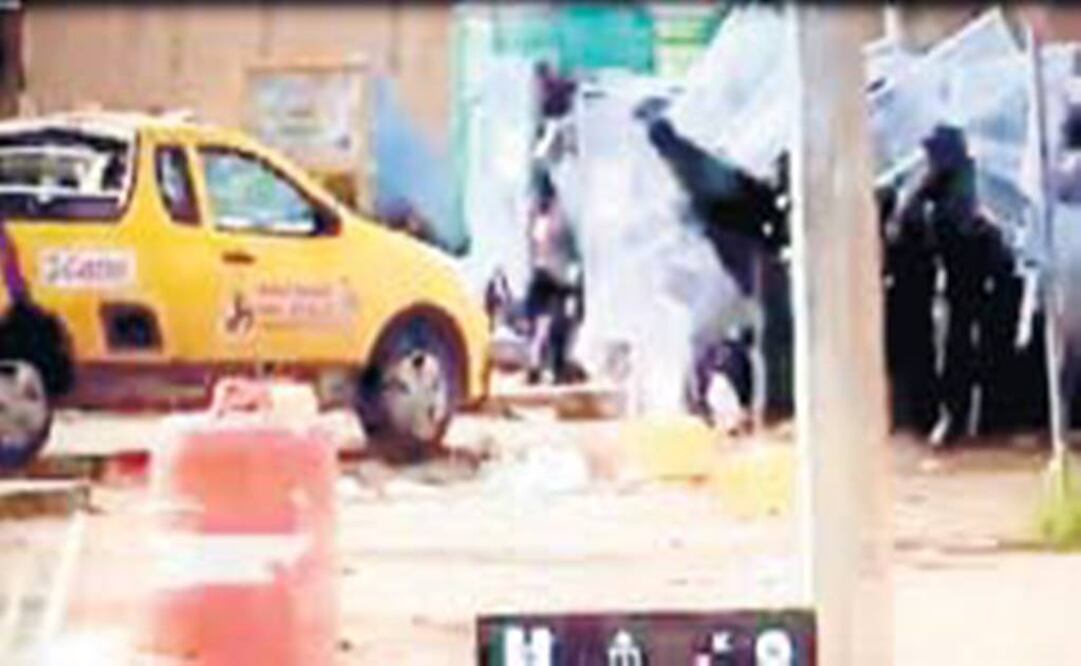 Siete policías federales resultaron heridos. Ellos apoyaban en la liberación de la planta (FOTO TOMADA DE VIDEO)