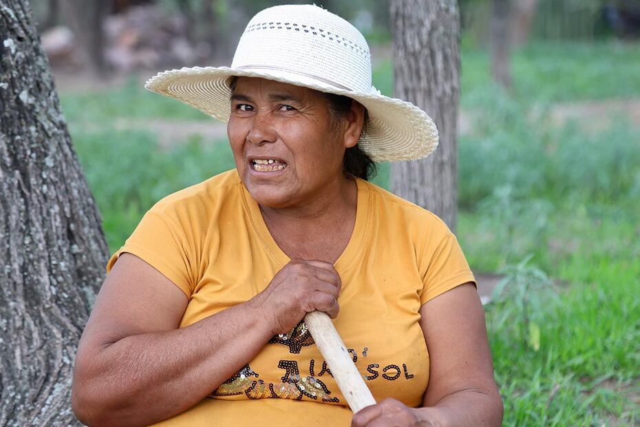 Graciela recuerda que, cuando niña, sacaban agua de un pozo con una cubeta que descendía con ayuda de un mecate. Actualmente ella y su familia dependen del agua de pipa o de la que les regalan los empresarios agricultores de la zona cuando el servicio municipal no llega.