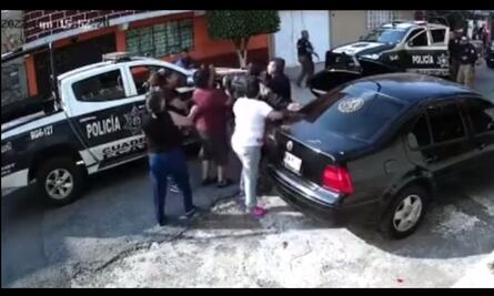 Video. Policía del Edomex se le va a los golpes a una mujer, se pone eufórico y sus compañeros lo apartan