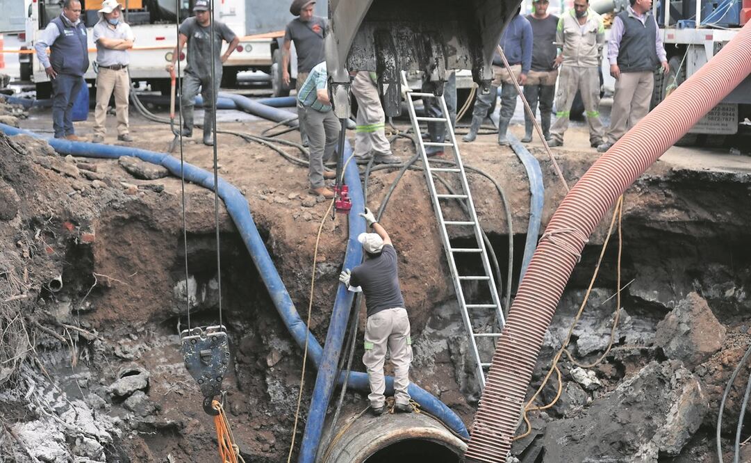 Trabajadores del Sacmex continúan con la reparación de la tubería fracturada en la alcaldía Iztapalapa.Foto: Ernesto Álvarez/ EL UNIVERSAL