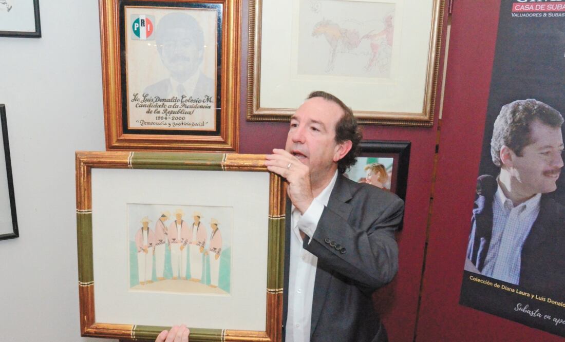 Se ofrecerán corbatas del político mexicano, vestidos de su esposa y fotografías de ambos, dijo Guillermo Gaza, director de la casa Gimau. Foto/EMILIO VÁSQUEZ. EL UNIVERSAL