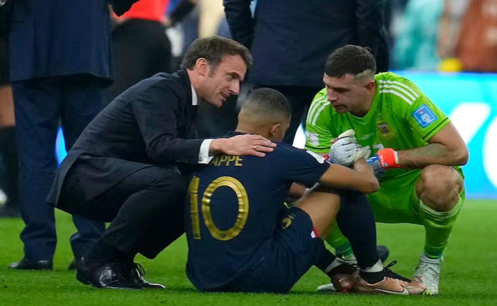 El presidente Emmanuel Macron fue criticado por consolar a Mbappé en la final Mundial de Francia 2022. Foto: AP