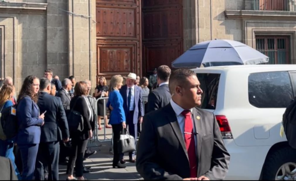 El embajador de Estados Unidos en México, Ken Salazar y Elizabeth Sherwood-Randal, asesora de Seguridad Nacional de la Casa Blanca