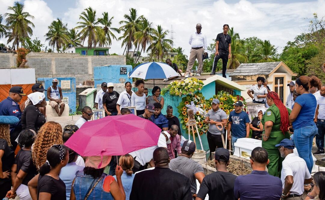 Decenas de personas en el funeral de dos personas fallecidas a causa del derrumbe del techo en la discoteca Jet Set, en Santo Domingo. (11/04/2025) Foto: Orlando Barría | EFE